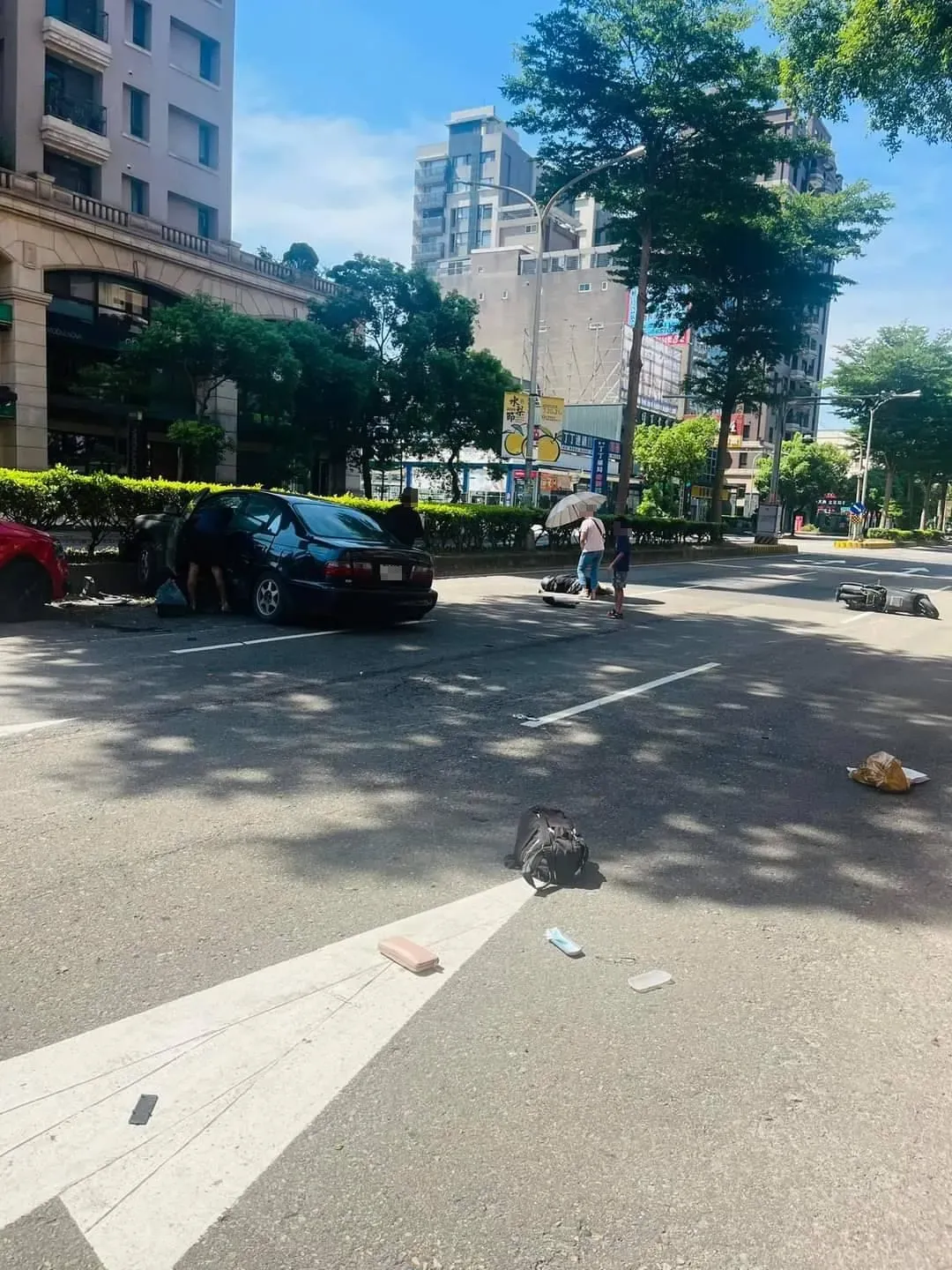 22歲林姓女子騎乘機車行經此路段時，不明原因與1輛黑色自小客車相撞。（圖／翻攝自記者爆料網）
