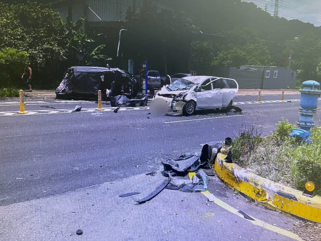 桃園龜山5部小客車嚴重踫撞事故。（圖／翻攝畫面）