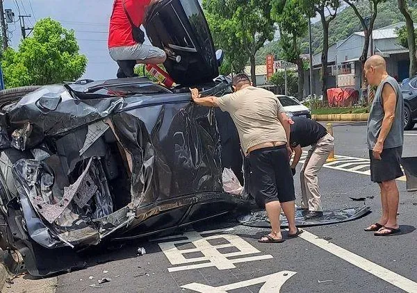 一部自小客翻滾後車體嚴重變形，駕駛受困車內。（圖／翻攝畫面）
