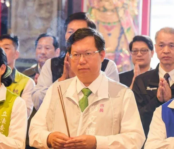 鄭文燦拿香示意圖,無關鄭文燦母親。(圖/翻攝自鄭文燦臉書)