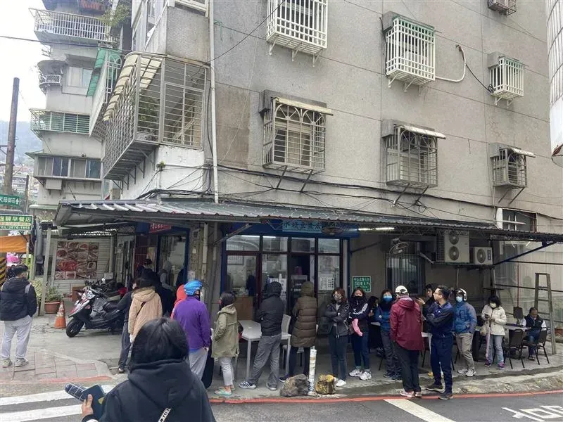 小賴豆漿店的頂讓公告一出後，出現許多網友質疑「是否賺夠了不想做」的聲音，對此老闆也回復了。（圖／翻攝自臉書社團 天母幫）