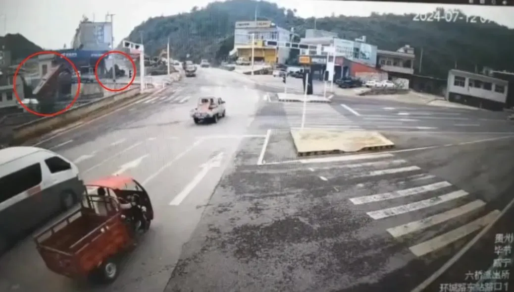 巴士跌落數米深陡坡，肇事聯結車駕駛不治。（圖／翻攝瀟湘晨報）