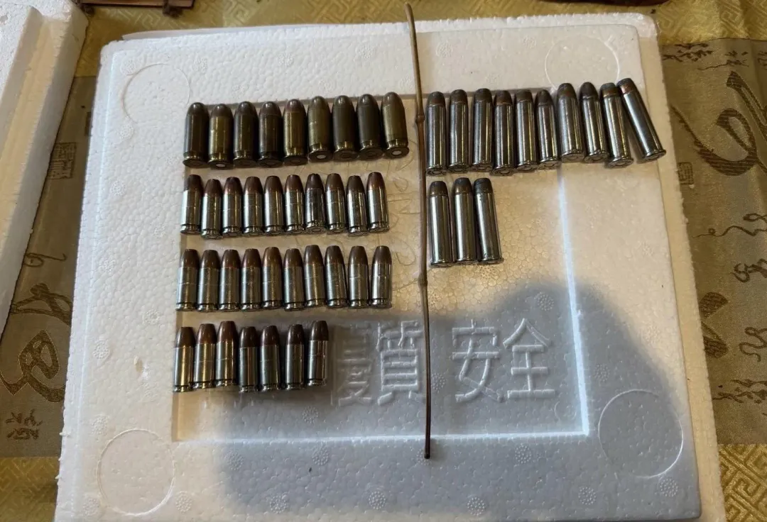 警方還搜出點45、點38子彈，卻沒有可供發射的槍械，因此懷疑他暗中藏匿槍械或已經出借。（圖／翻攝畫面）