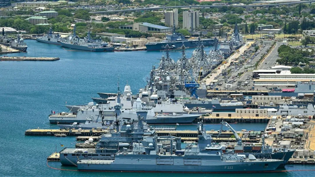 珍珠港內的符騰堡號與其他參演艦艇。(圖/美國海軍)
