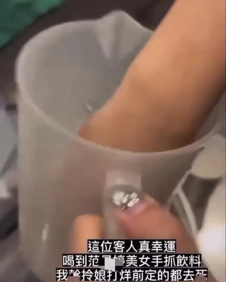 女店員不滿客人在打烊時間前壓線訂飲料，竟暗自加料，她先是在手上吐口水，徒手攪弄珍珠，再抓到杯中。（圖／Threads）