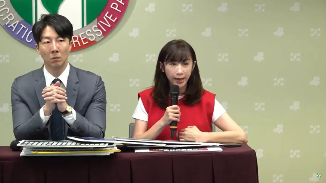 議員許淑華說,涉案狼師在2021年時並不具教保員身分,後來被檢舉,進而知道要躲過監視器,犯案得逞。(圖/民進黨)