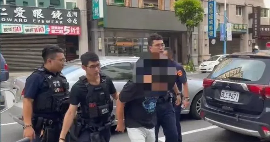 35歲杜男拒絕攔查衝撞警車,在三重區被逮,依妨礙公務、毀損等罪嫌,移送新北地檢署偵辦。(圖/翻攝畫面)