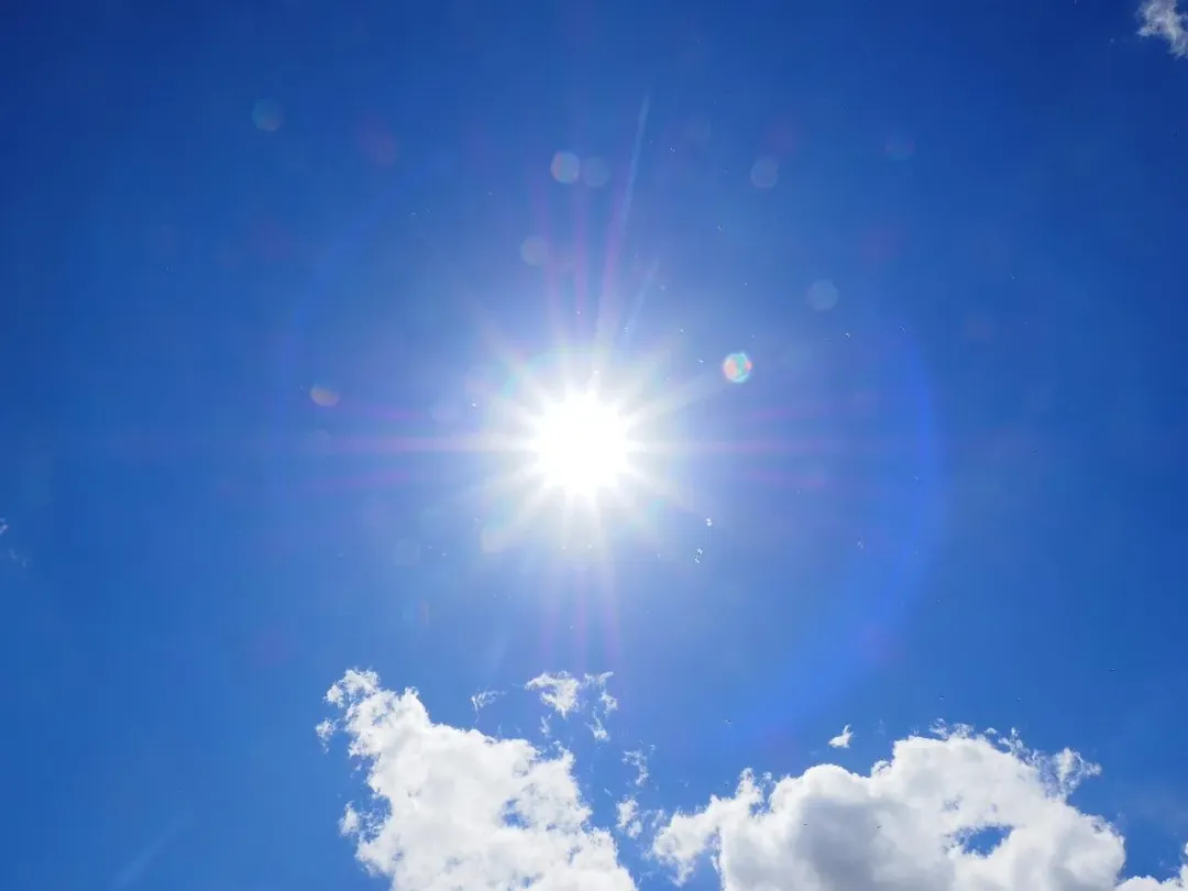 各地天氣高溫炎熱。(示意圖/pixabay)