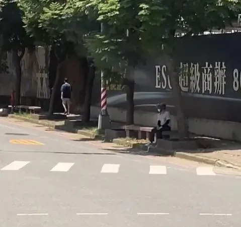 騎士在路旁躲太陽。（圖／翻攝自臉書「重機車友 ❘ 各區路況天氣、資訊分享中心」）
