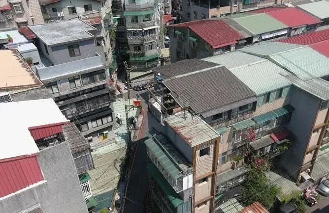 新北市頂樓加蓋違建作出租套房使用,此圖為拆除前畫面。(圖/新北市政府工務局)