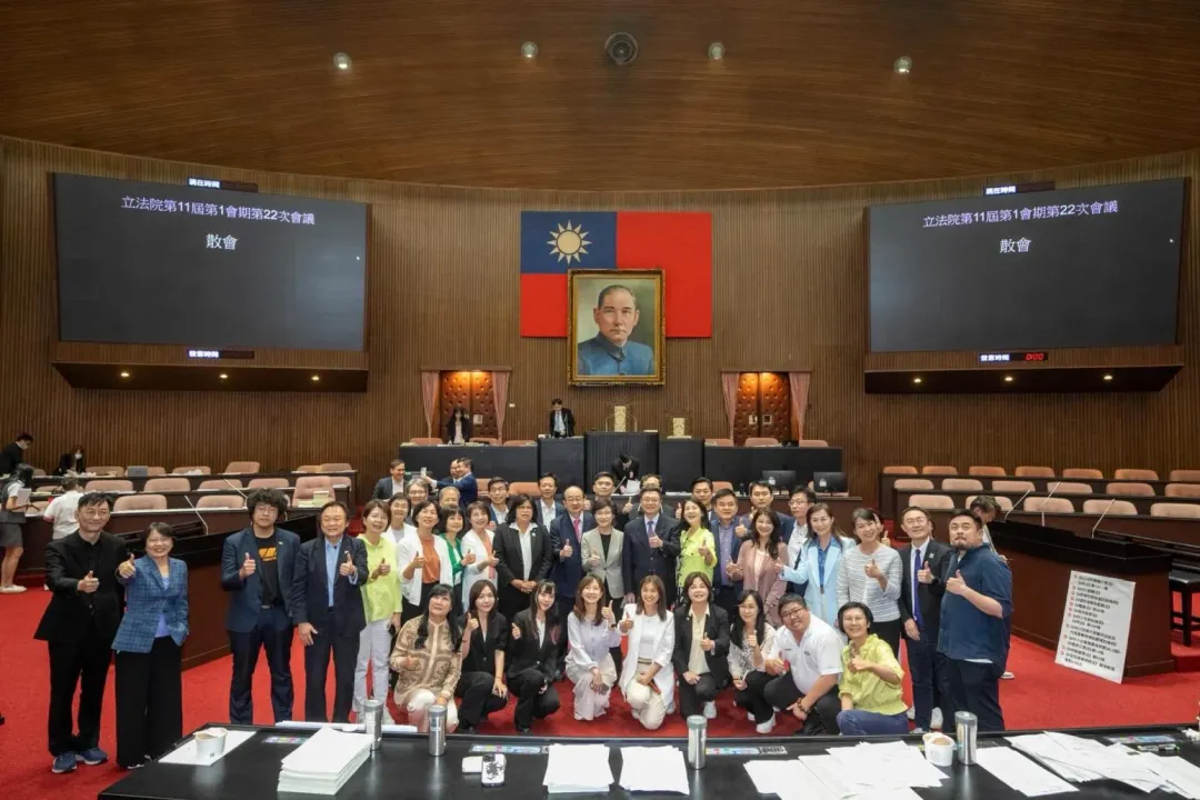 第11屆立法院第1會期結束,行政院長卓榮泰到場向立委致意(攝自韓國瑜臉書)