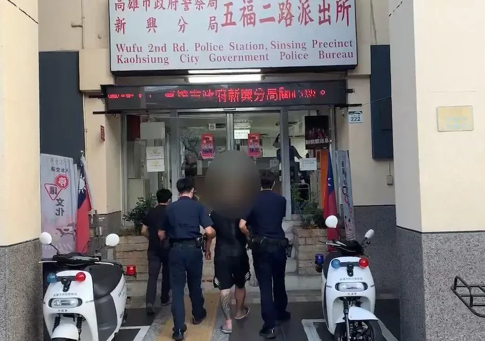警方逮捕一名男子並將其帶回警局訊問。（圖／警方提供）