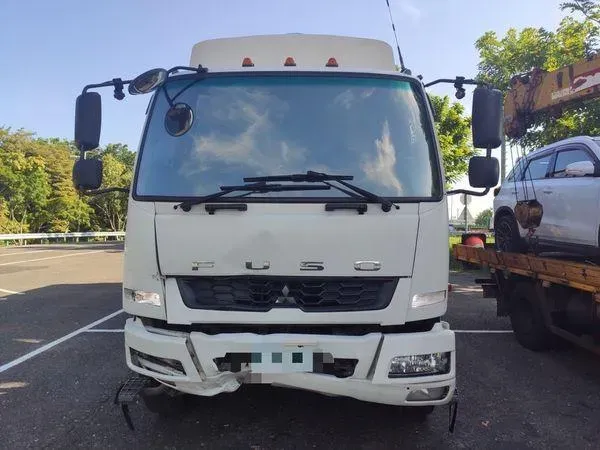 國道一號一台休旅車遭大貨車撞飛。（圖／翻攝畫面）