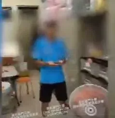 清心員工遭爆料玩弄食材。(圖/翻攝自記者爆料網)