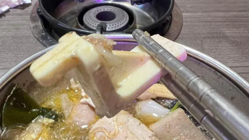 白色塑膠物模樣激似一旁的凍豆腐。（圖／翻攝自爆料公社）