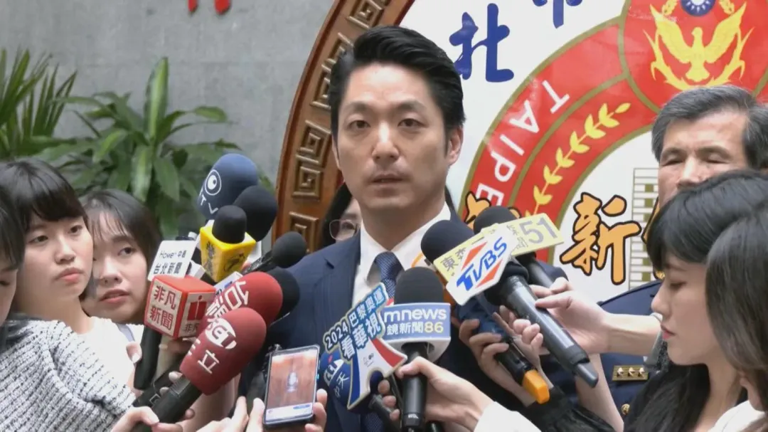 蔣萬安向幼兒園狼師案中受傷害的孩童及家長鞠躬道歉(攝自中天新聞)