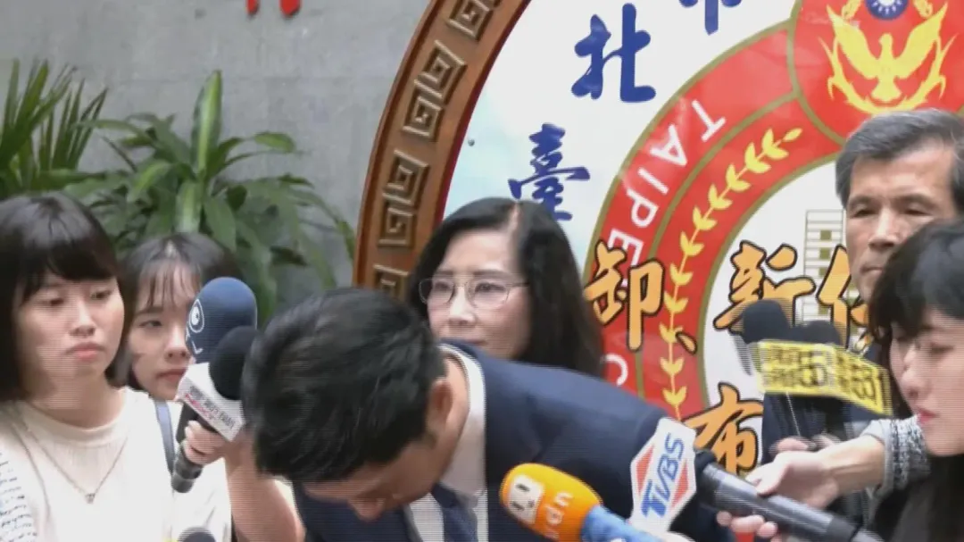 蔣萬安向幼兒園狼師案中受傷害的孩童及家長鞠躬道歉(攝自中天新聞)