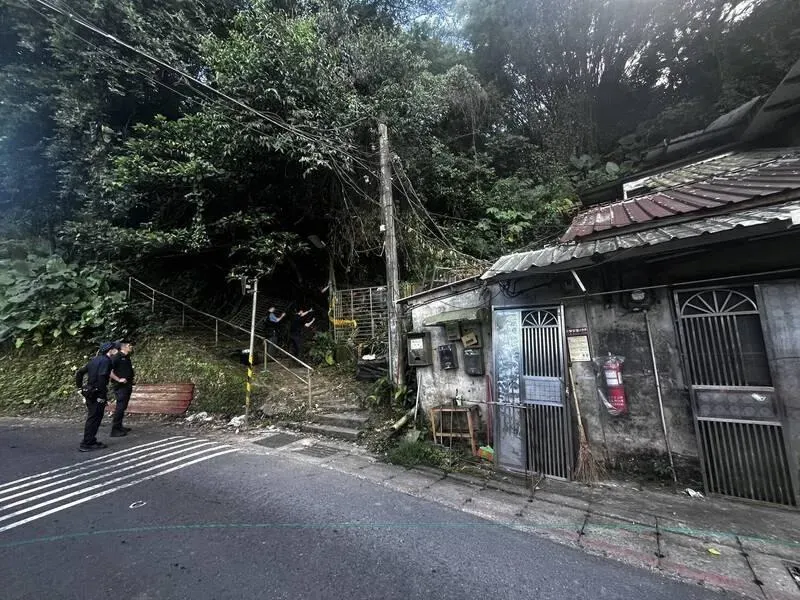 台北市有一名工人於今(19)日下午2時許,在信義區某處小山坡施工整地時,驚見一顆人頭骨。(圖/翻攝畫面)