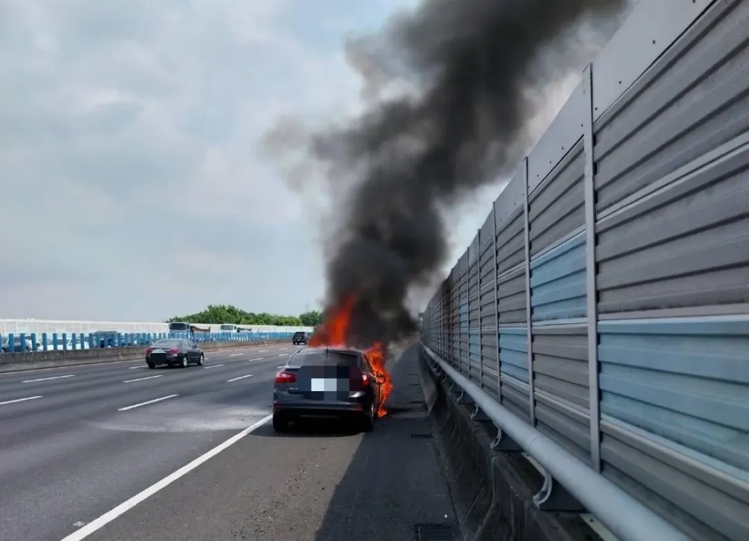 火燒車現場。（圖／翻攝畫面）