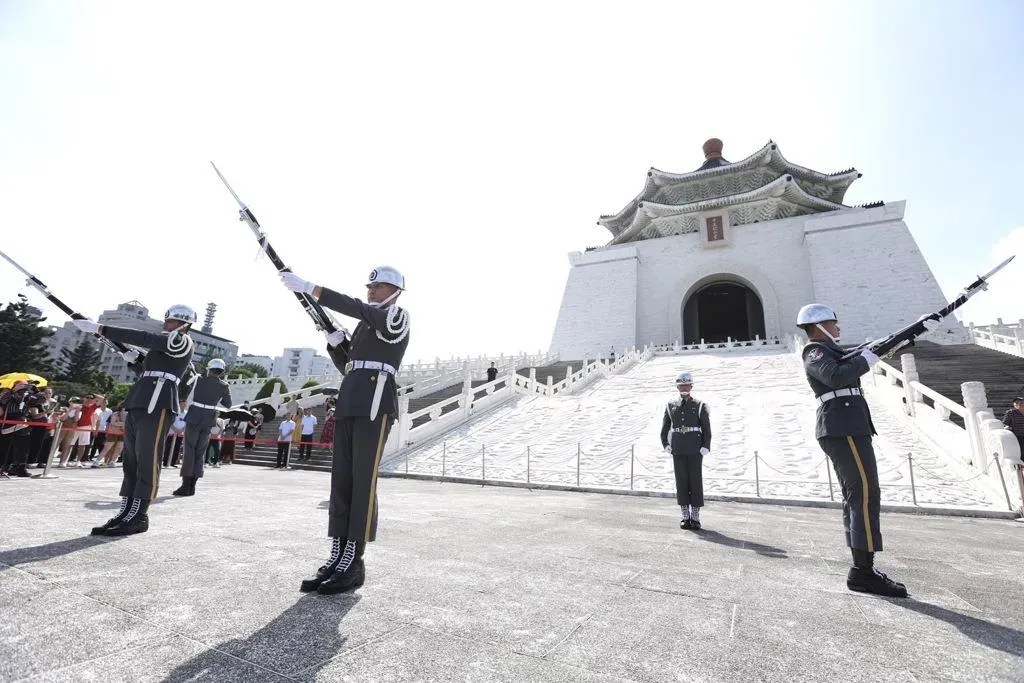 中正紀念堂三軍儀隊官兵自15日起改為在戶外的民主大道操演。(圖/資料照)