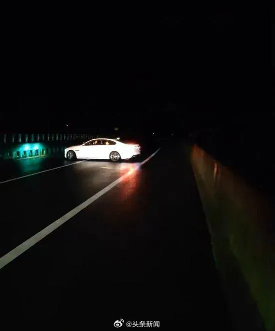 有駕駛稱所幸遇到村民攔車撿回一命。（圖／翻攝微博「頭條新聞」）
