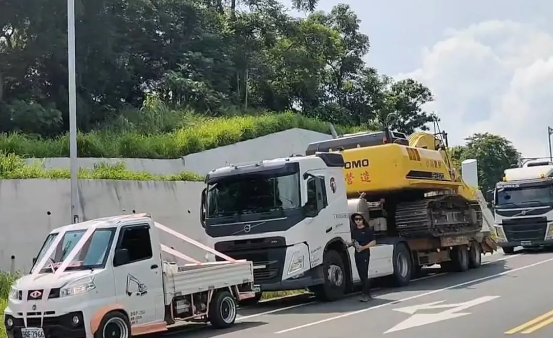 十一哥的雙胞胎內孫蔡明翰、蔡明樺安排拖板車載阿公最愛的怪手上路，風光送阿公最後一程。（圖／中天新聞）