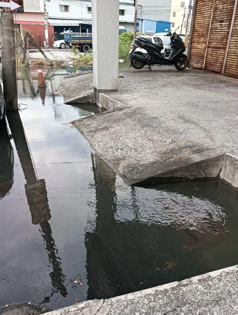 屏東東港沒下雨卻出現天文大潮。（圖／民眾提供）