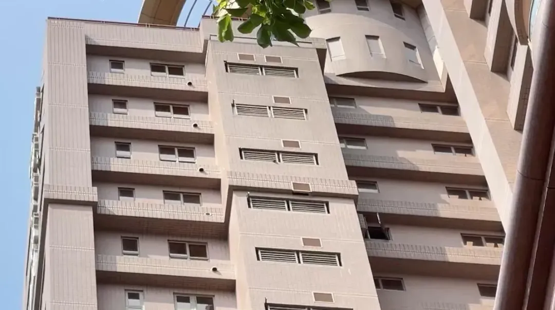 住戶抱怨，老翁獨居在高樓層已超過十年，黑歷史眾多。（圖／中天新聞）