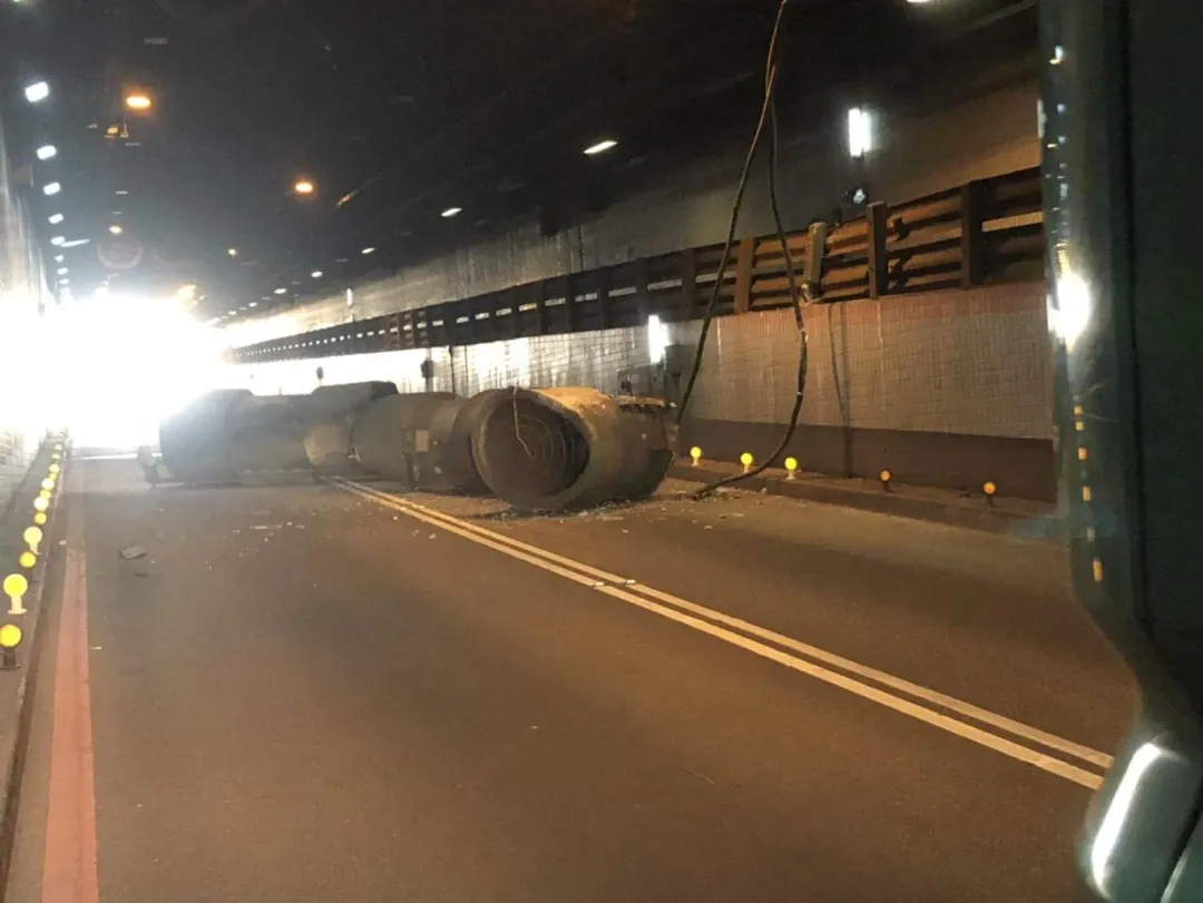 過港隧道內排風設備遭撞毀。(圖/翻攝自記者爆料網)