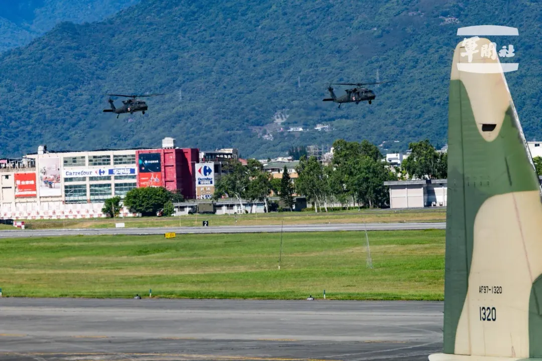 空軍救護隊UH-60M直升機飛抵花蓮基地。(圖/軍聞社)