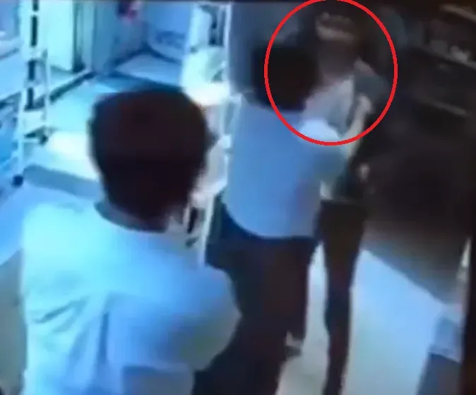 監視器畫面可見到25歲林姓男工讀生(紅圈處)動手毆打邱姓女店長的當下。(圖/翻攝自社會事新聞影音)