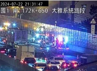 國道一號北上172K大雅系統路段,今(22)晚間9時31分,發生一輛大貨車與一輛自小客追撞事故。(圖/翻攝畫面)
