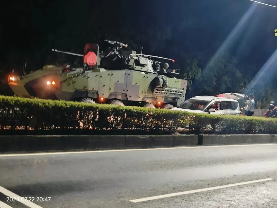 一輛雲豹裝甲車遭自小客撞擊。(圖/翻攝自臉書社團「爆廢1公社」)
