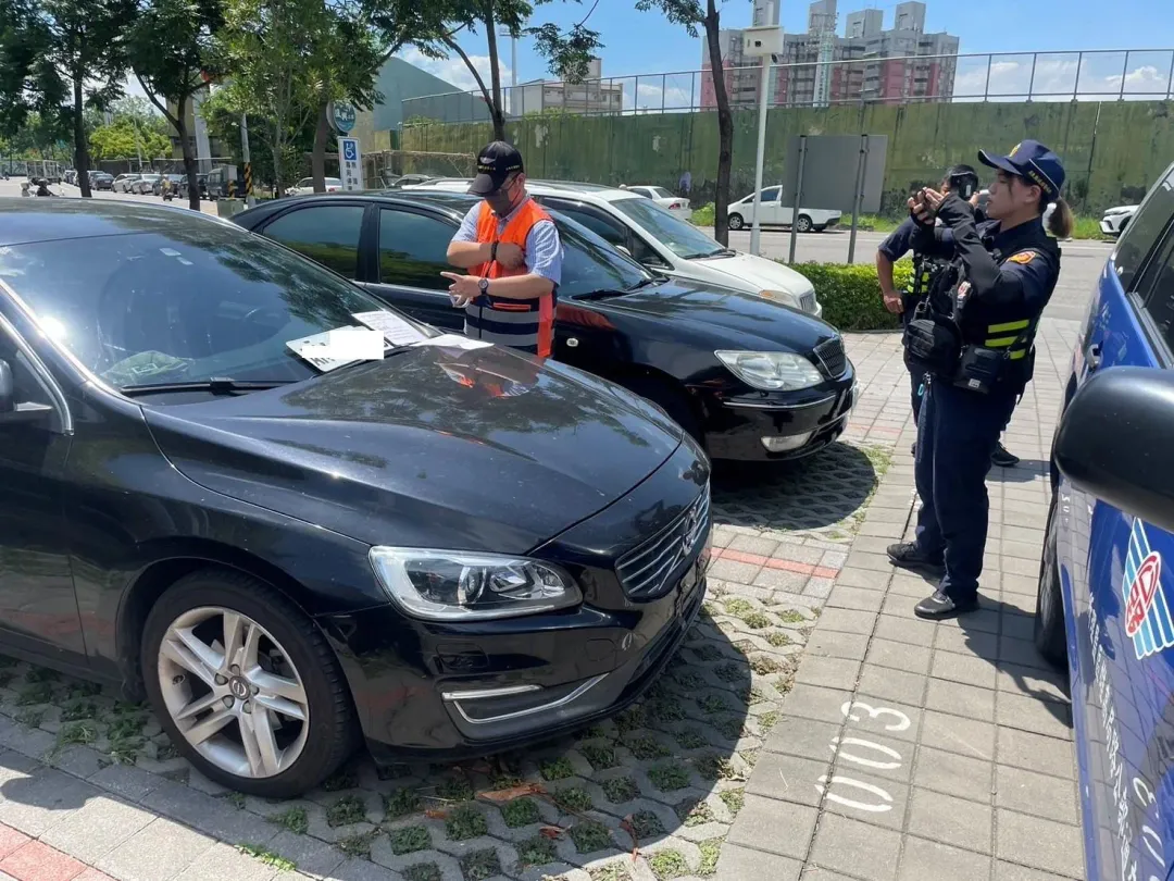 警方發現久未繳納車險及被吊銷執照的車子。(圖/警方提供)