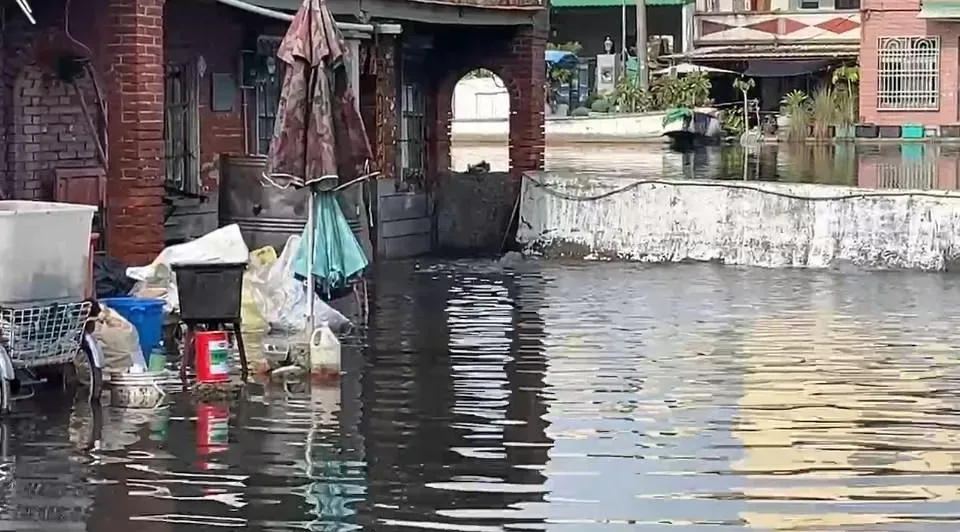天文大潮!屏東東港「海水倒灌」淹水第4天。(圖/中天新聞)