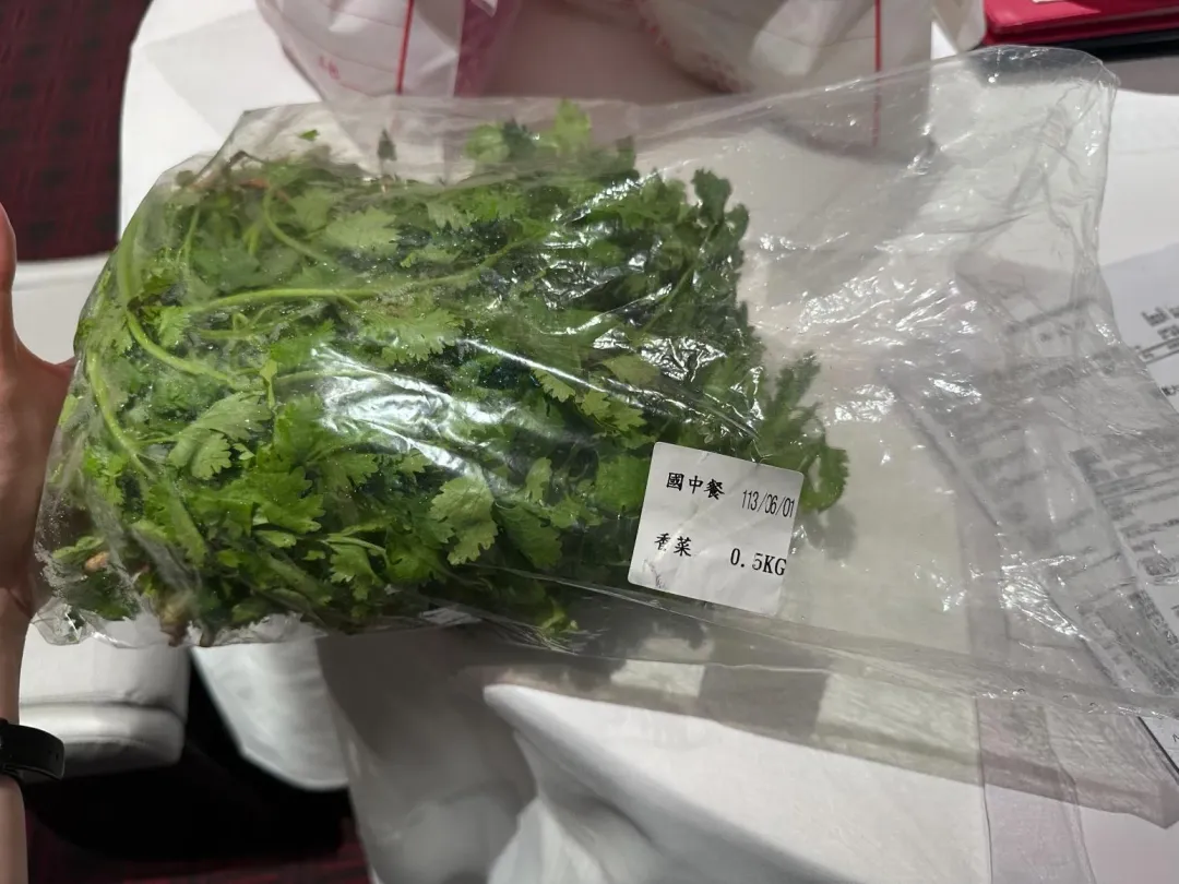 「&nbsp;國賓大飯店股份有限公司中餐廳」的香菜（芫荽），驗出殺菌劑超標。（圖／臺北市政府衛生局）