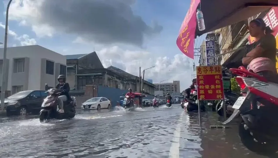 高雄旗津中洲三路淹水情況。(圖/中天新聞)