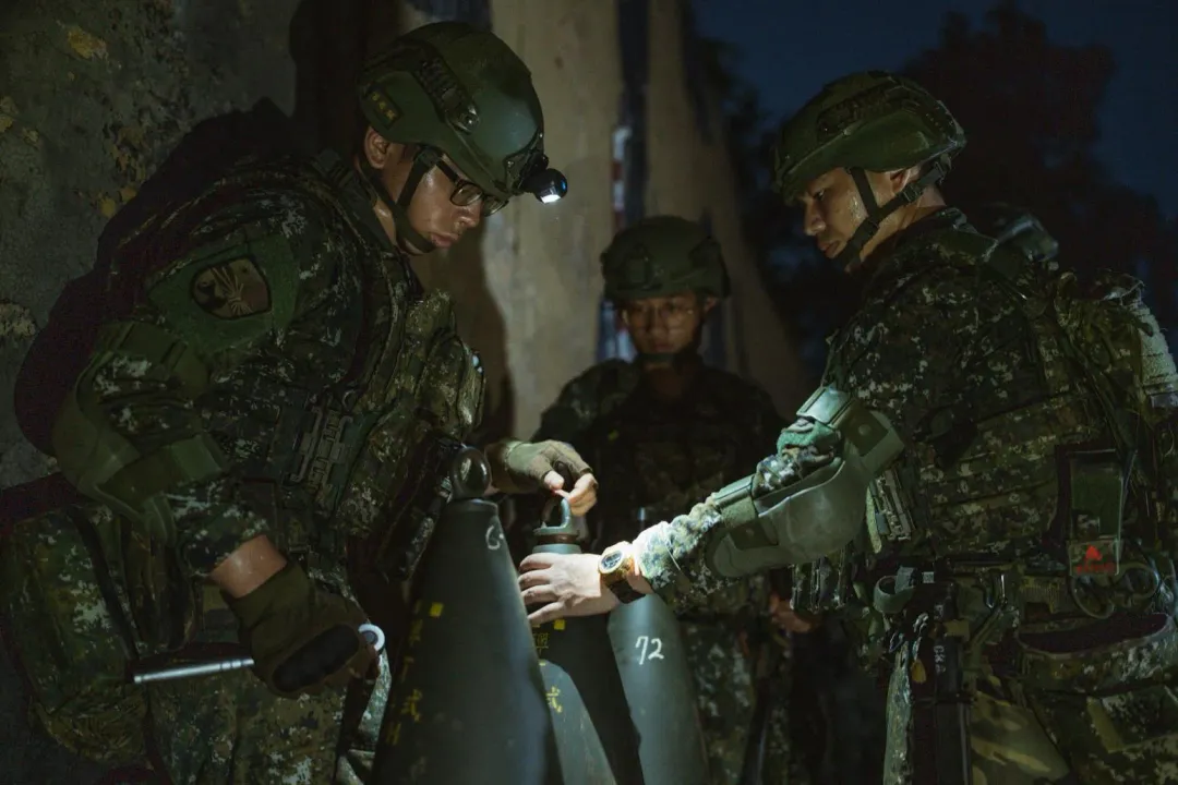 官兵實施彈藥檢整，確保射擊任務遂行。（圖／青年日報記者陳怡璿攝）