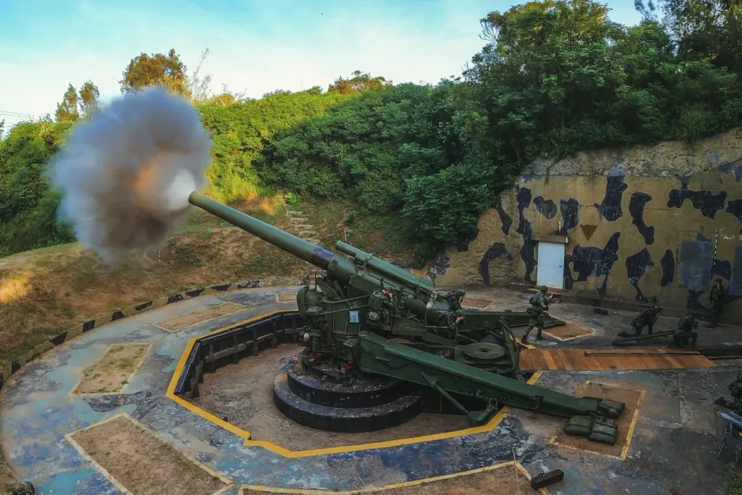 官兵熟練操作240榴砲，以強大火力展現守土衛疆決心。（圖／青年日報記者陳怡璿攝）