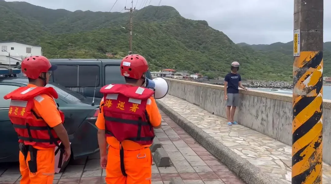 海巡人員勸離逗留民眾。(資料照/翻攝畫面)