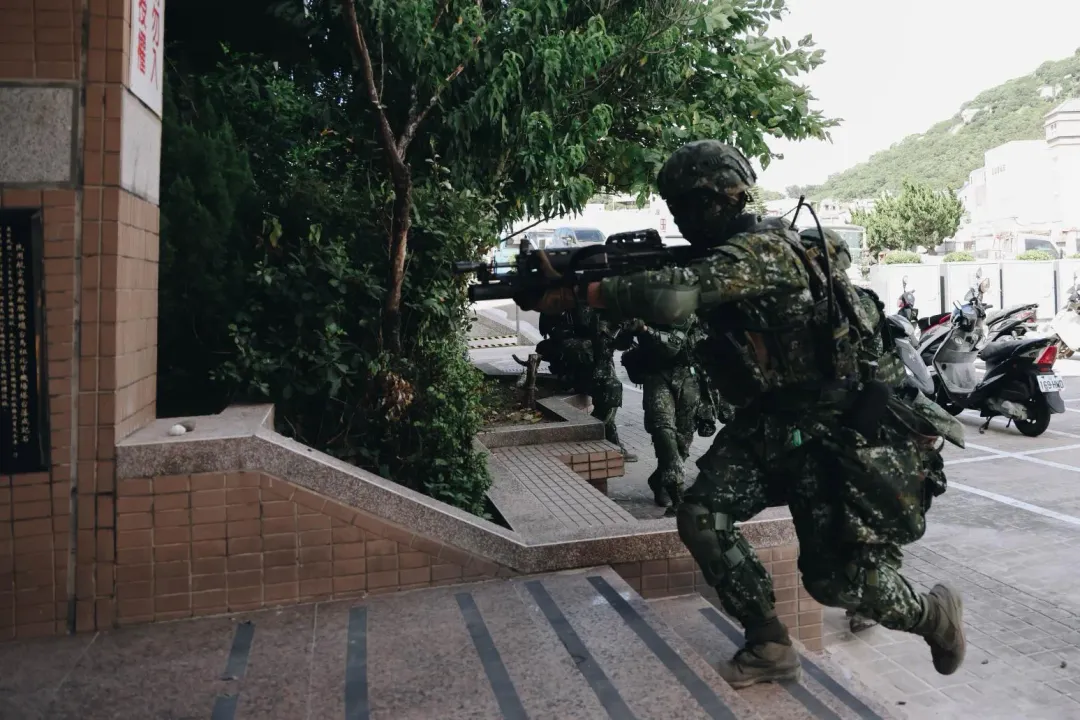 北高守備大隊官兵下車戰鬥。(圖/青年日報袁銘駿)