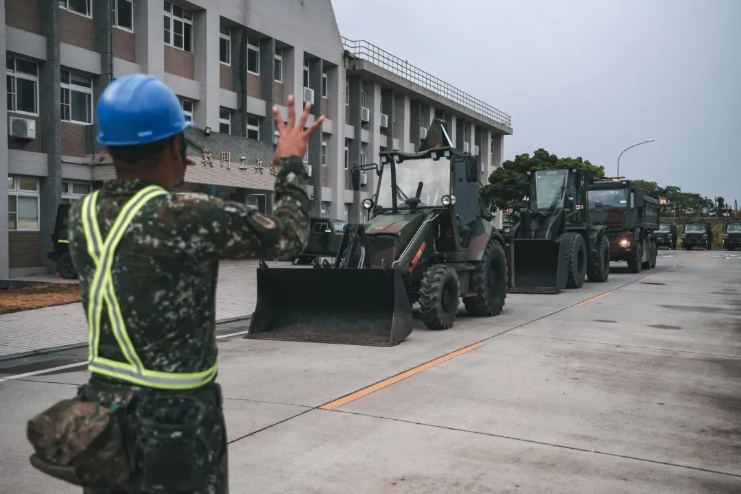 花防部完成多功能工兵車救災整備。(圖/花東防衛指揮部)