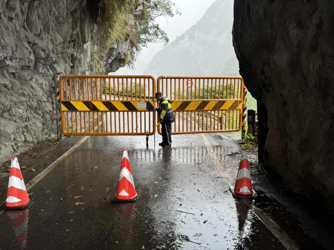 警員會同太魯閣工務段搶救人員實施道路封閉措施。(圖/中天新聞)