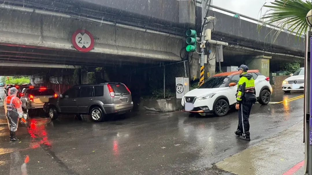 汐止警察在指揮交通。(圖/翻攝畫面)