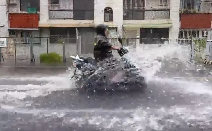 旗津地區輪渡站一帶上午發生海水倒灌,造成鄰近地區及地勢低漥的公有市場一帶淹水至腳踝,甚至水進住家中。(圖/翻攝畫面)