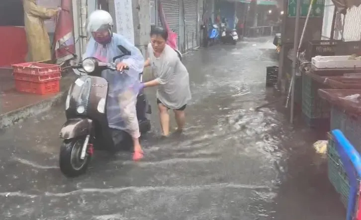 旗津地區輪渡站一帶上午發生海水倒灌,造成鄰近地區及地勢低漥的公有市場一帶淹水至腳踝,甚至淹進民眾住家。(圖/翻攝畫面)