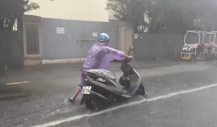 旗津地區輪渡站一帶上午發生海水倒灌,造成鄰近地區及地勢低漥的公有市場一帶淹水至腳踝,甚至淹進民眾住家。(圖/翻攝畫面)