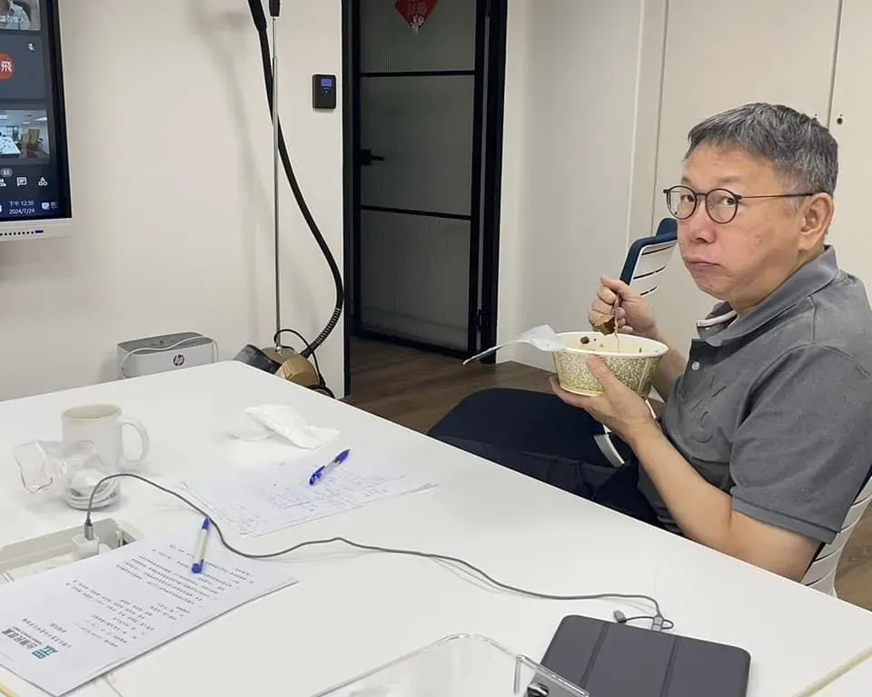 民眾黨主席柯文哲分享自己吃著泡麵與黨內視訊開會的照片。(圖/柯文哲臉書)