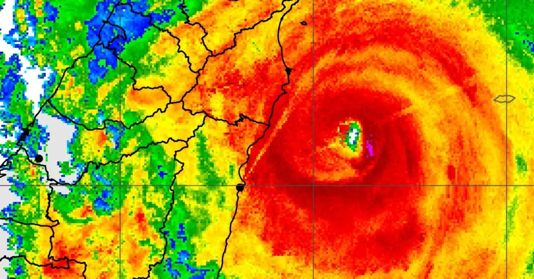 強颱凱米隨時可能會登陸台灣,氣象粉專預告強風豪雨即將登場。(圖/翻攝自Facebook@台灣颱風論壇|天氣特急)