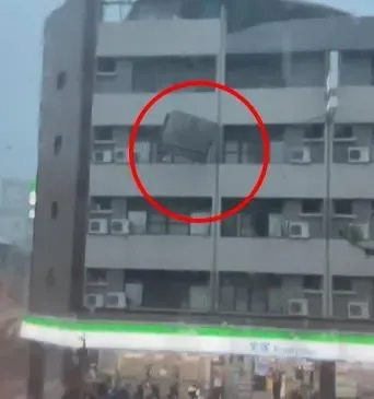 花蓮鐵皮墜落砸車。（圖／黃達祥市民代表提供）